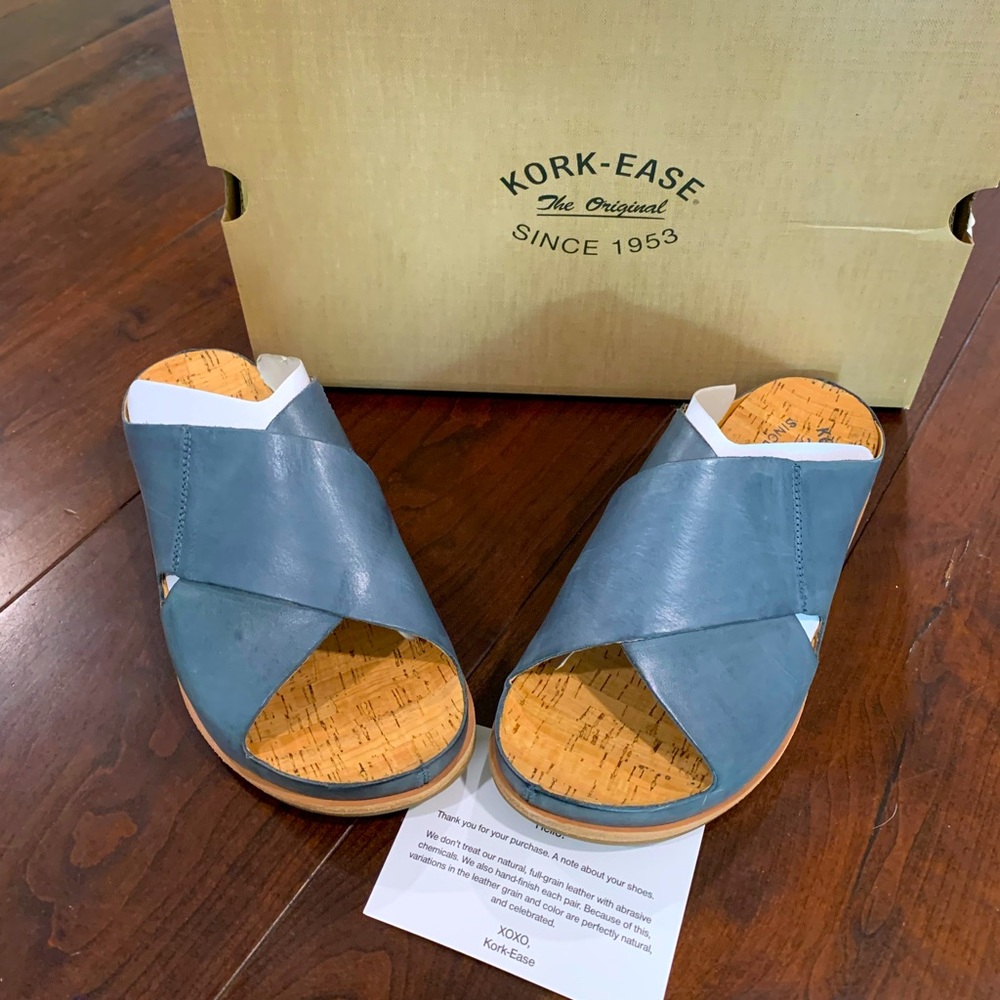 KORK-EASE brand new in the box navy Tutsi cross band sandals womens size 7.
